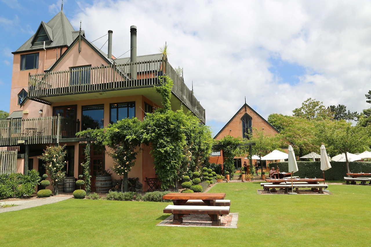 레스토랑이 함께 있는 뉴질랜드 페가수소 와이너리.JPG