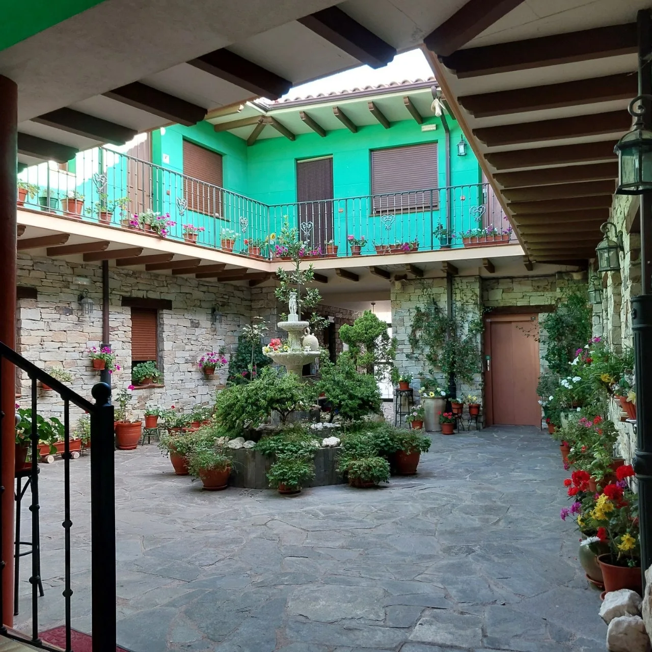 7_0a6Ud018svc1w274puq399hc_bc1i52.jpg?type=e1920_std