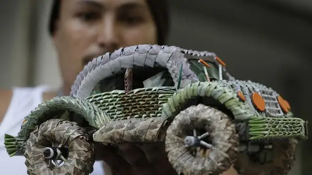 venezuela-currency-3.jpg?quality=75&width=640&height=614&fit=bounds&format=pjpg&crop=16%3A9%2Coffset-y0.5&auto=webp