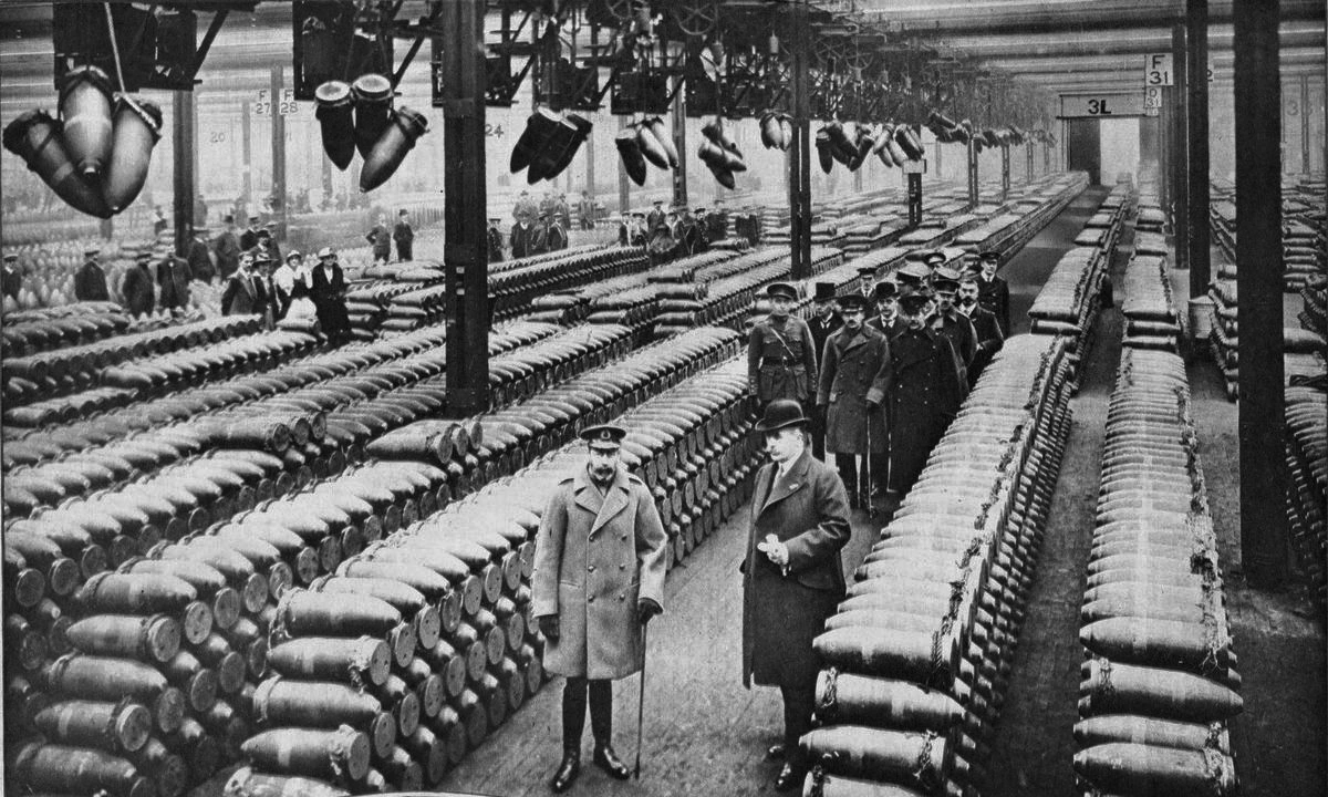 King_George_V_and_officials_inspecting_munitions_factory_in_1917.PNG