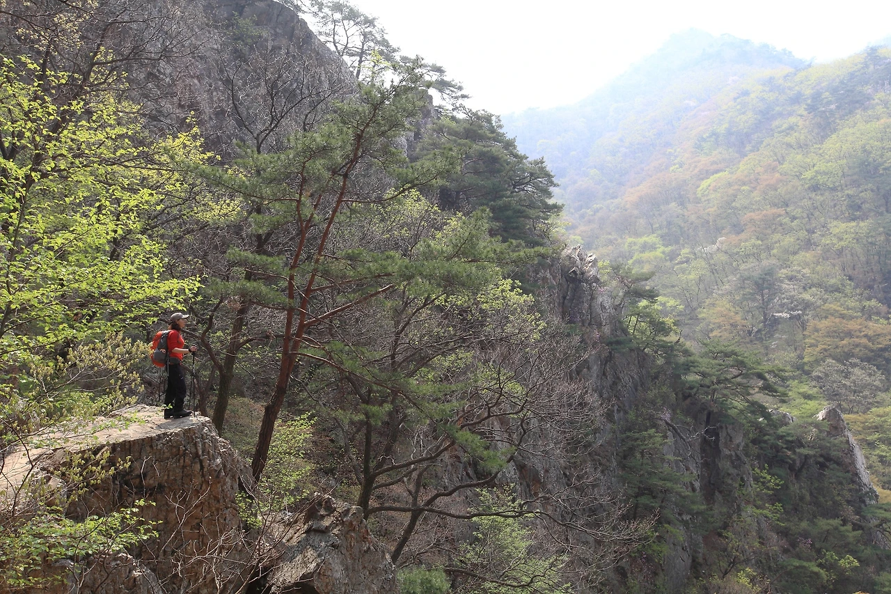 소요산 -07 선녀탕 이정표가 서 있는 철계단을 올라 바위에 서면 멋진 전경이 펼쳐진다..JPG