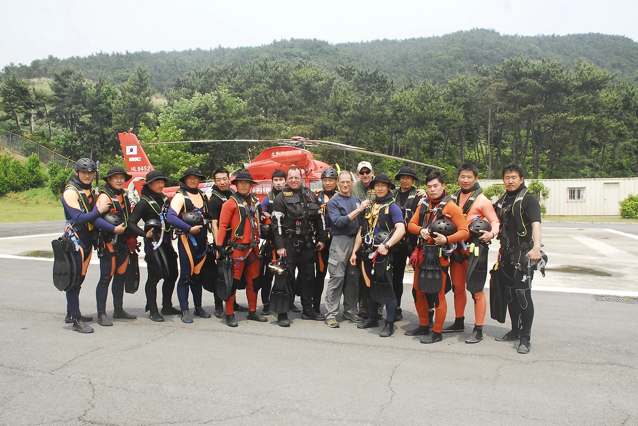 레스큐 스위머 교육 중. 오른쪽 5번째가 범석이.JPG