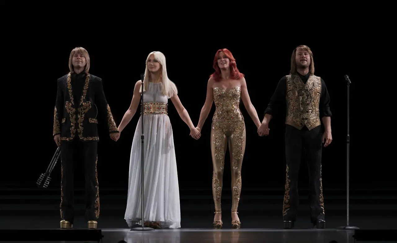 abba_voyage_-_dolcegabanna_outfit.jpg?itok=RAeXdjlo