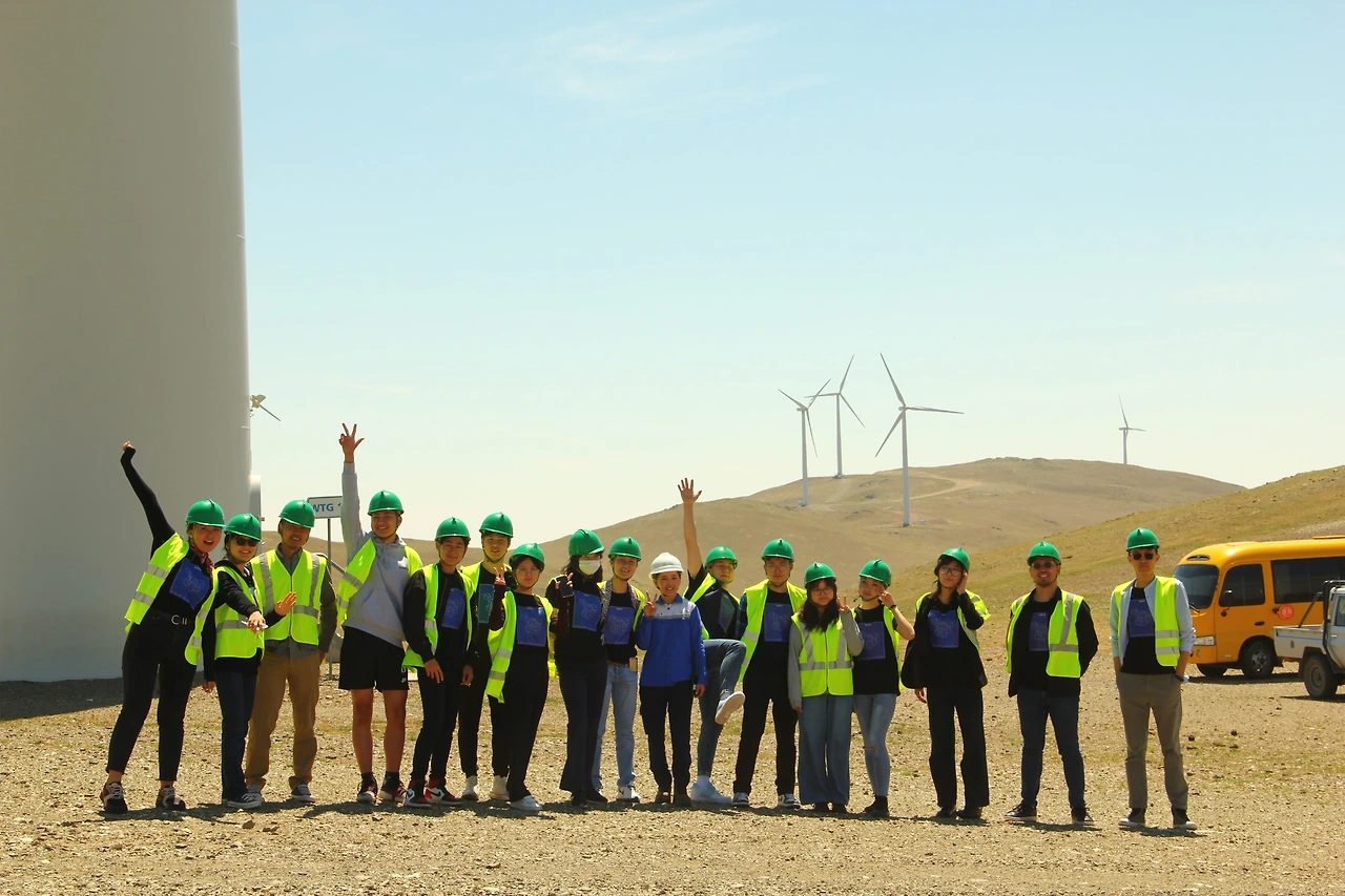 1. 게르우데_2022년 펠로우_몽골 친환경에너지(풍력) 발전소 견학 중 .JPG