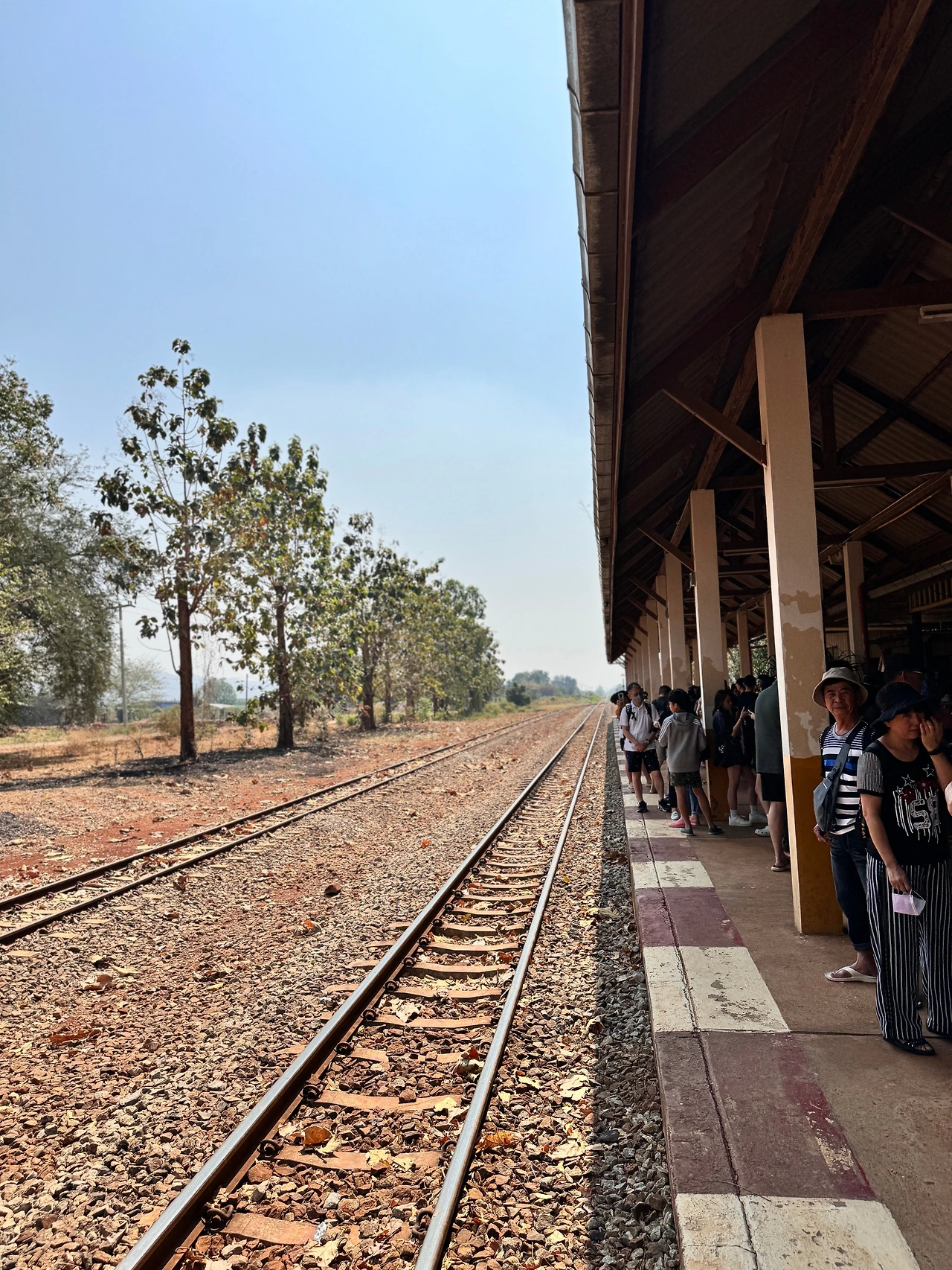 기차기다리는 사람들.JPG