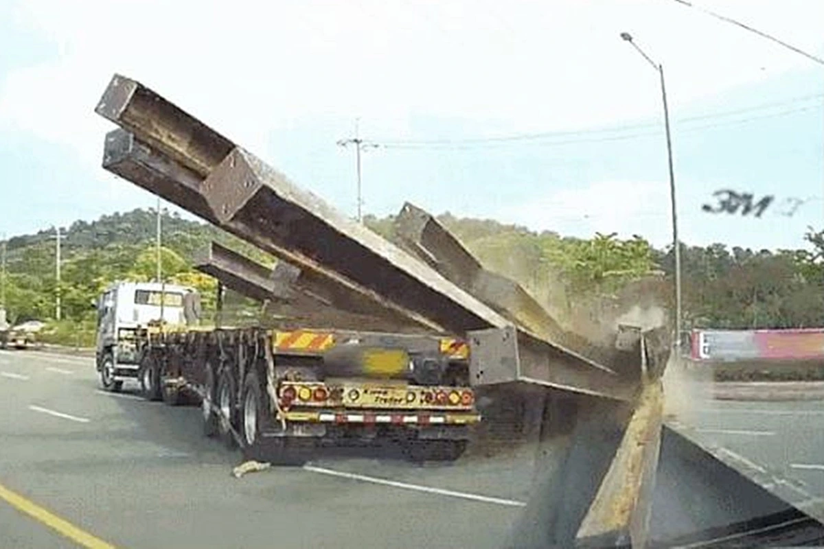 고속도로 낙하물 사고 1.JPG