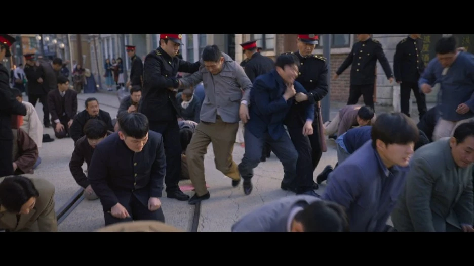 %EA%B2%BD%EC%84%B1%ED%81%AC%EB%A6%AC%EC%B2%98.Gyeongseong_Creature.E01.1080p.NF-Sinper.mkv_snapshot_00.10.40_2023.12.jpg?type=w1