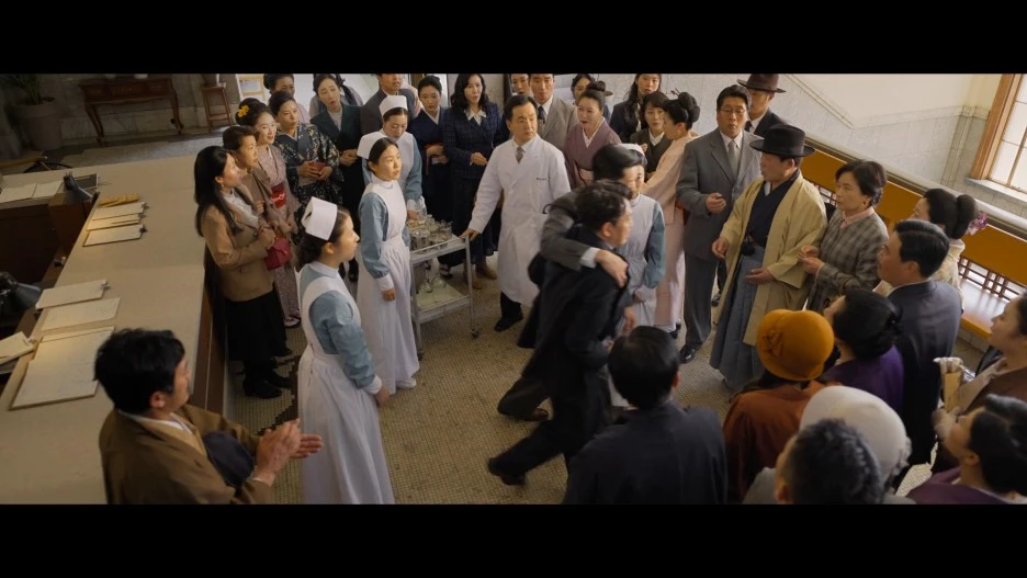 %EA%B2%BD%EC%84%B1%ED%81%AC%EB%A6%AC%EC%B2%98.Gyeongseong_Creature.E02.1080p.NF-Sinper.mkv_snapshot_00.33.09_2023.12.jpg?type=w1