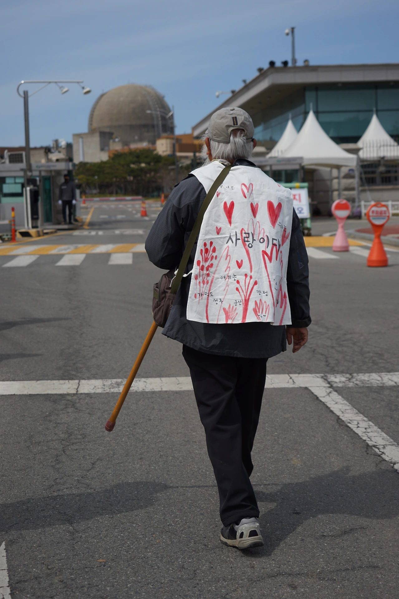 DSC04978영광한빛핵발전소 향해 걸어가시는 문정현 신부님.JPG