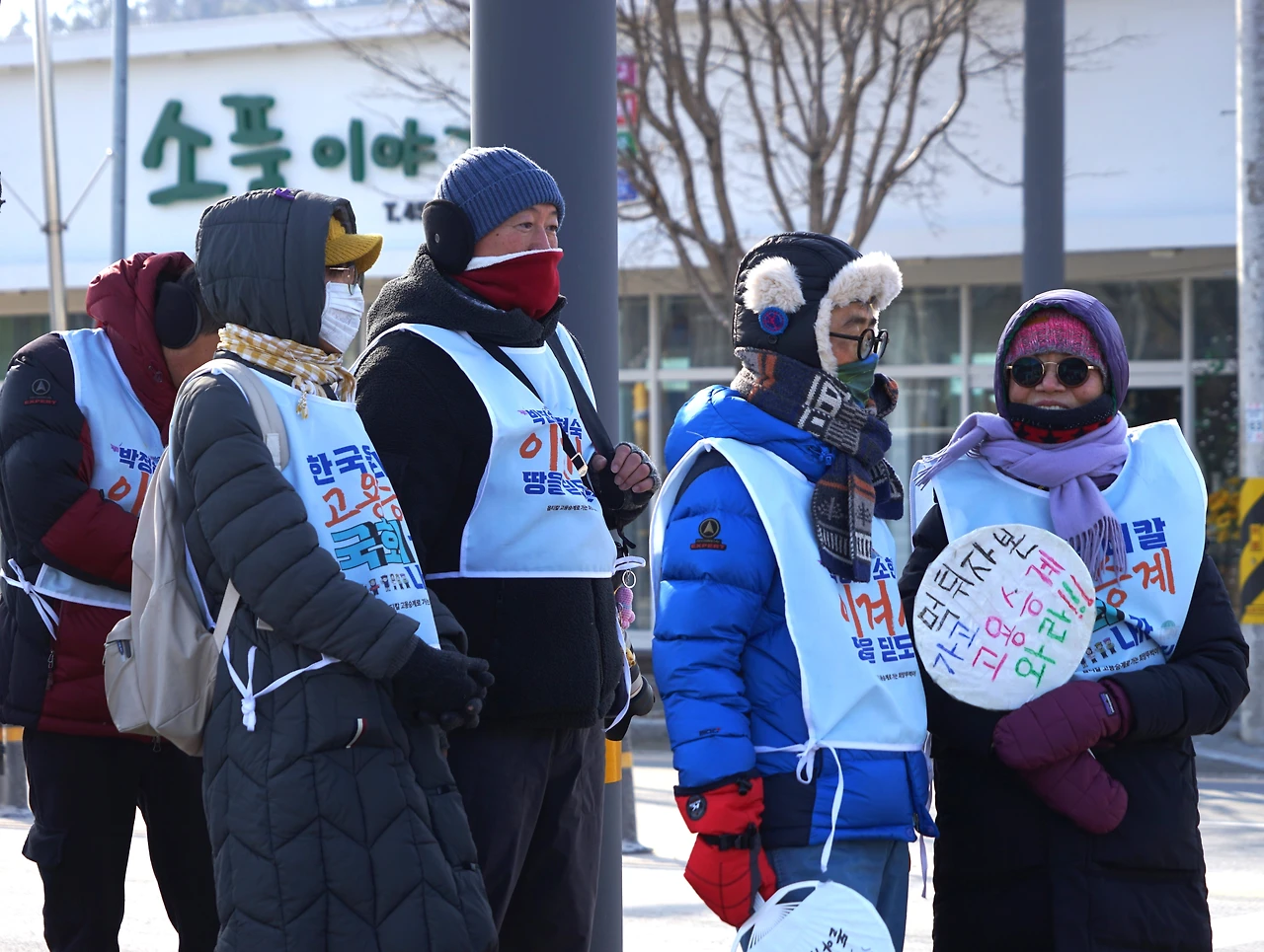 CKB02346' 정류장 앞 장 김 박.JPG