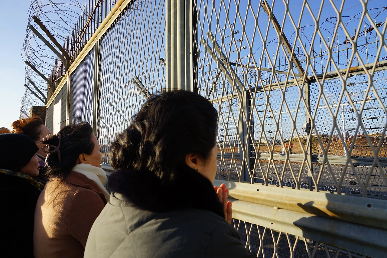 CKC01107' 참사 현장을 바라보는.JPG