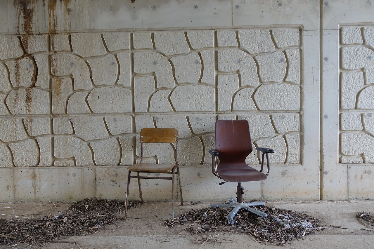 DSC00851굴다리 아래 두 의자.JPG