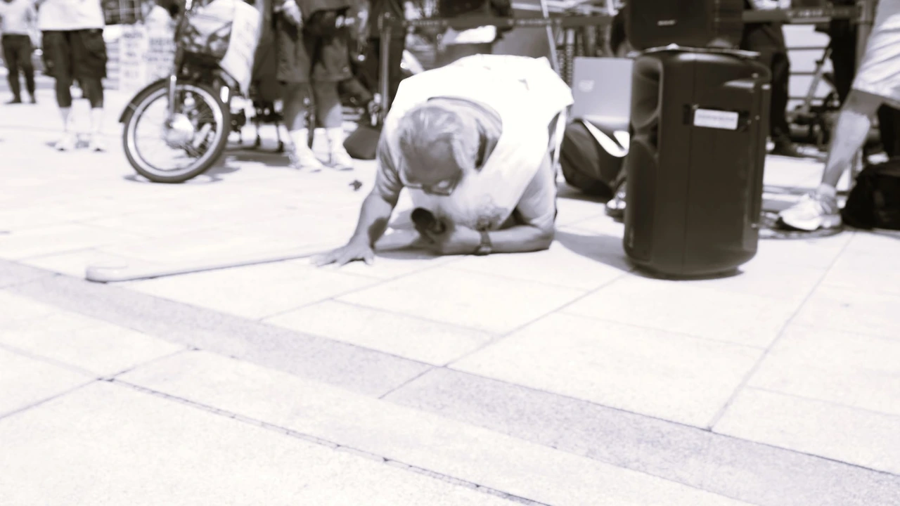 CKC08417'' 절하시는 신부님.JPG