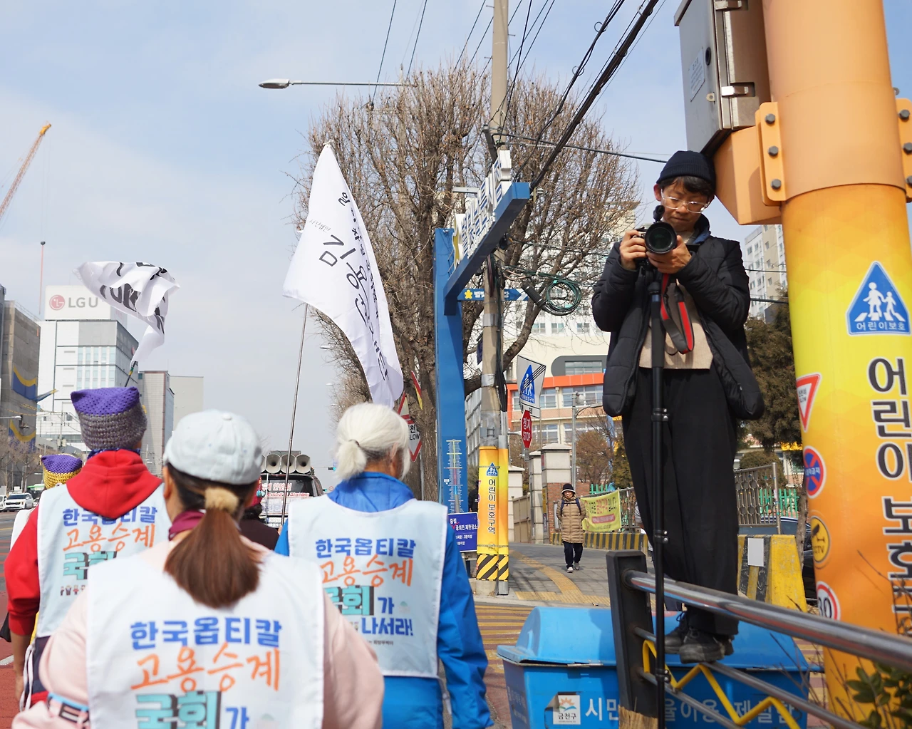 CKB04431' 울타리에 올라간 설해.JPG