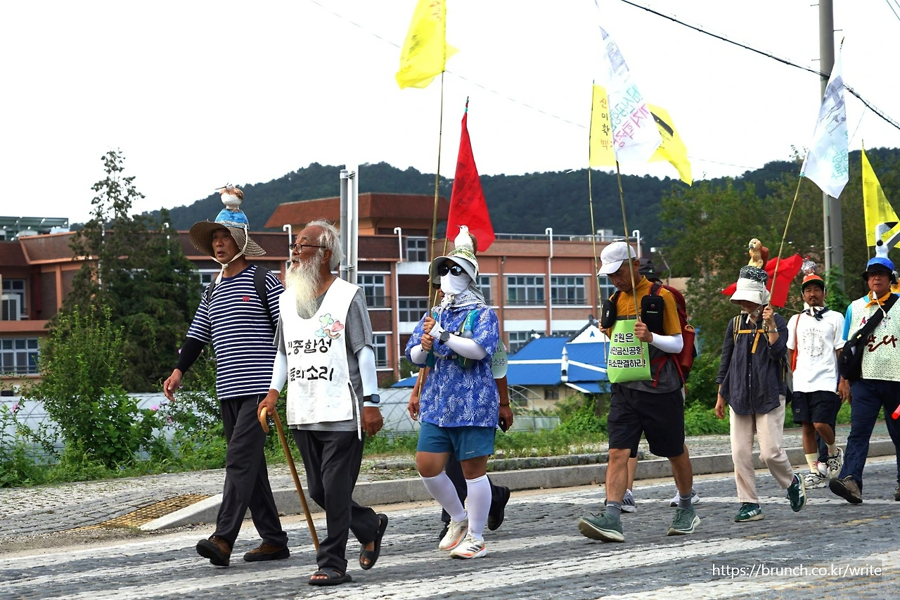 CKC03590'' 행진하시는 문 신부님.JPG