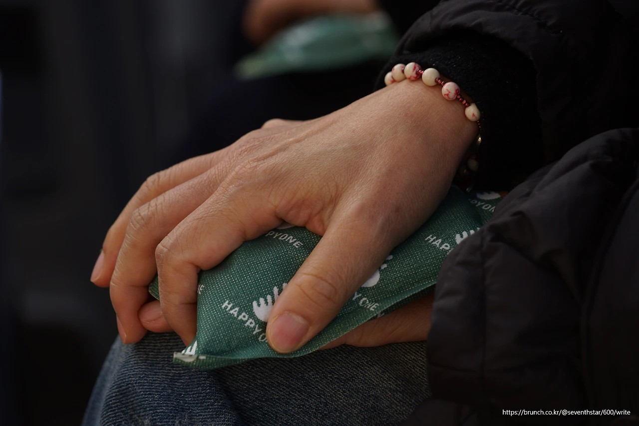 CKC01183' 핫팩 쥔 손.JPG