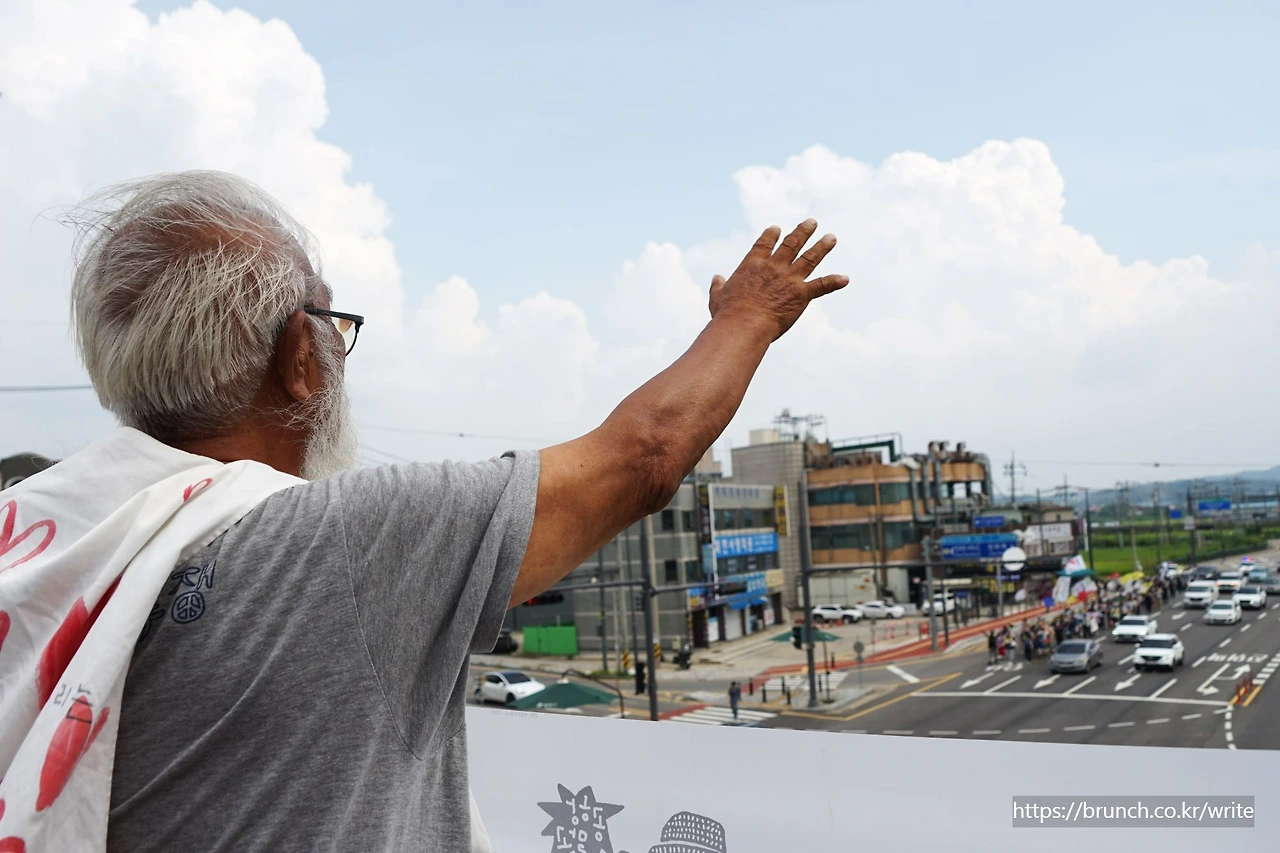 CKC07232'' 육교 위 문 신부님.JPG