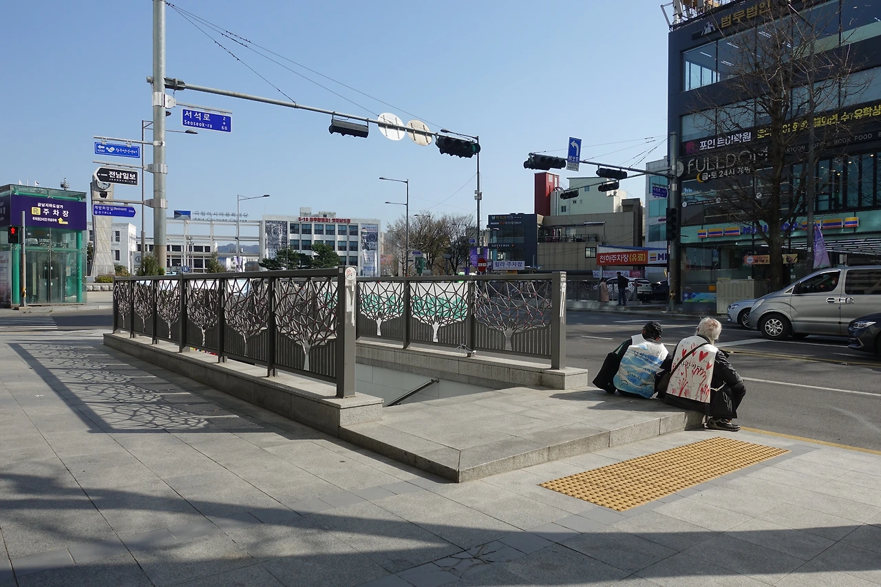 DSC01311광주 전일빌딩 앞 프코와 문정현 신부님.JPG