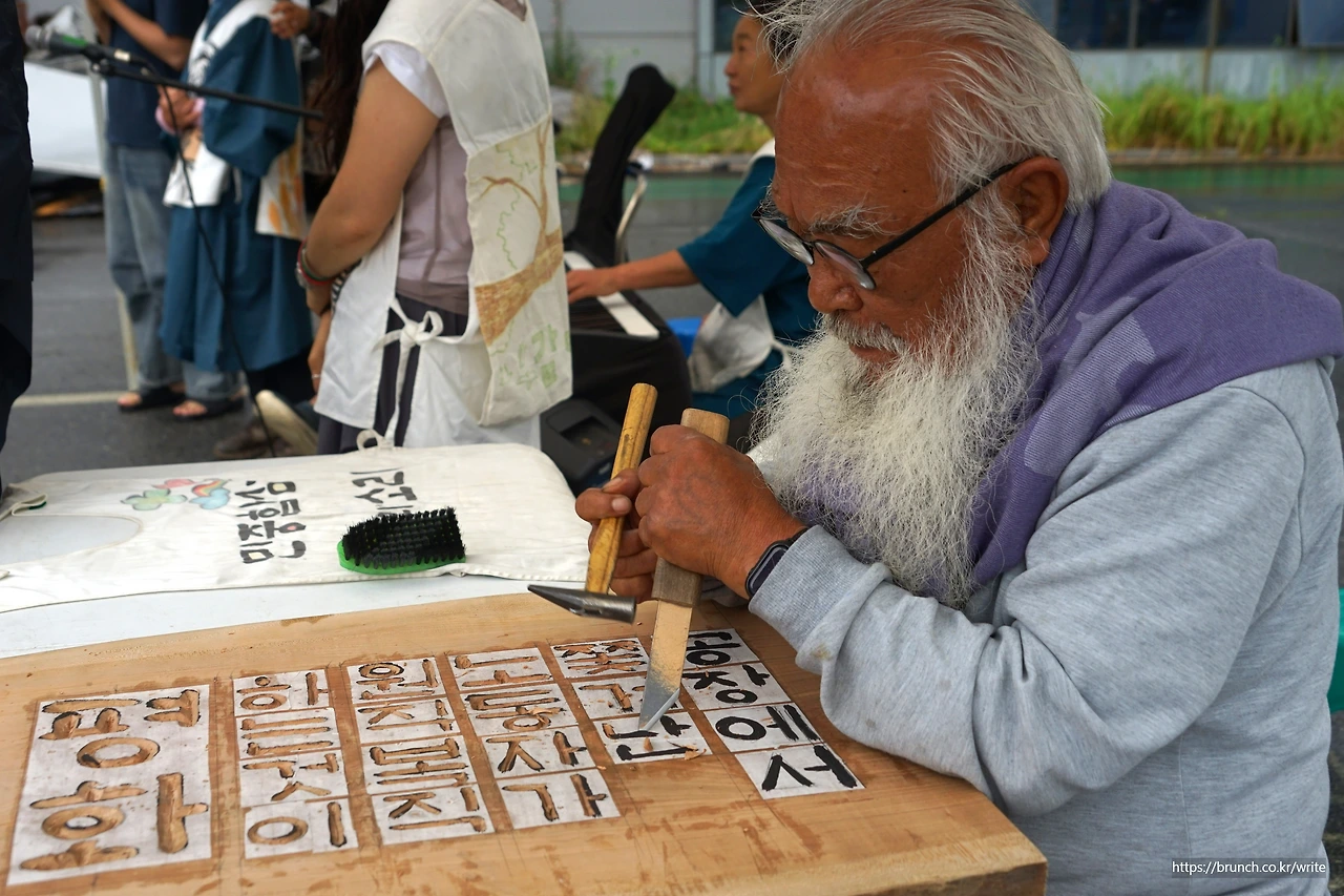 CKB09921' 공장에서 쫒겨난 노동자가 원직복직하는 것이 평화 .JPG