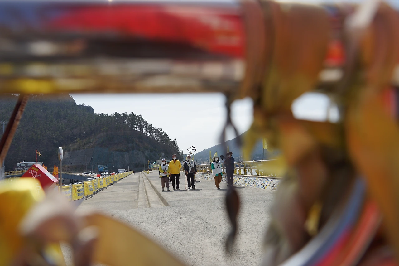 DSC05213팽목항 등대를 향해 오는 봄바람순례단.JPG