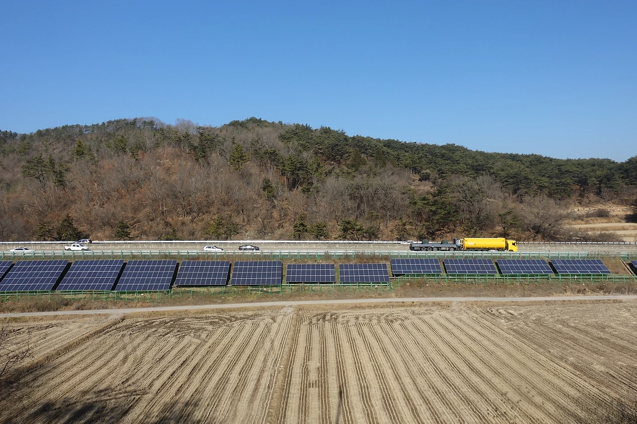 DSC09719 (2)고속도로변 태양광 에너지.JPG