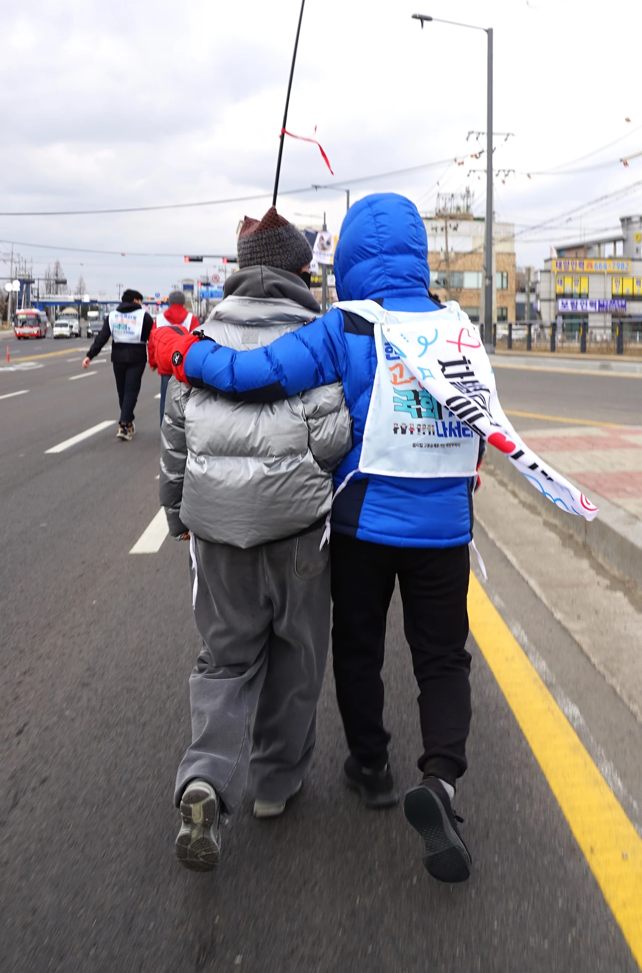 CKB03160' 이지영 어깨 잡아주는 김진숙.JPG