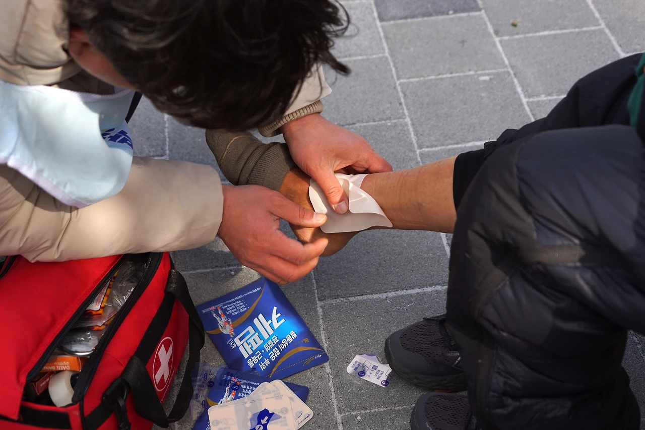 CKB02405' 파스 붙이는.JPG