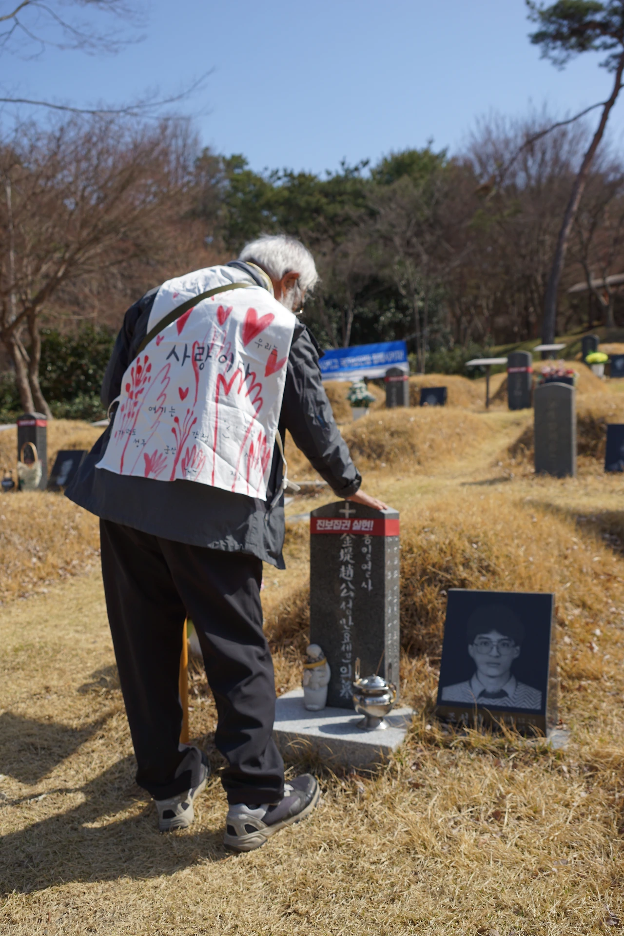 DSC05098요셉을 쓰다듬는 문 신부님.JPG