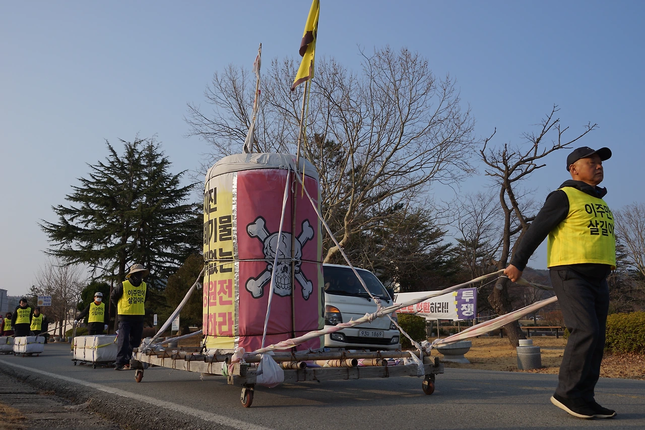 20200221 나아리, 우리 마을을 떠나게 해주세요.JPG