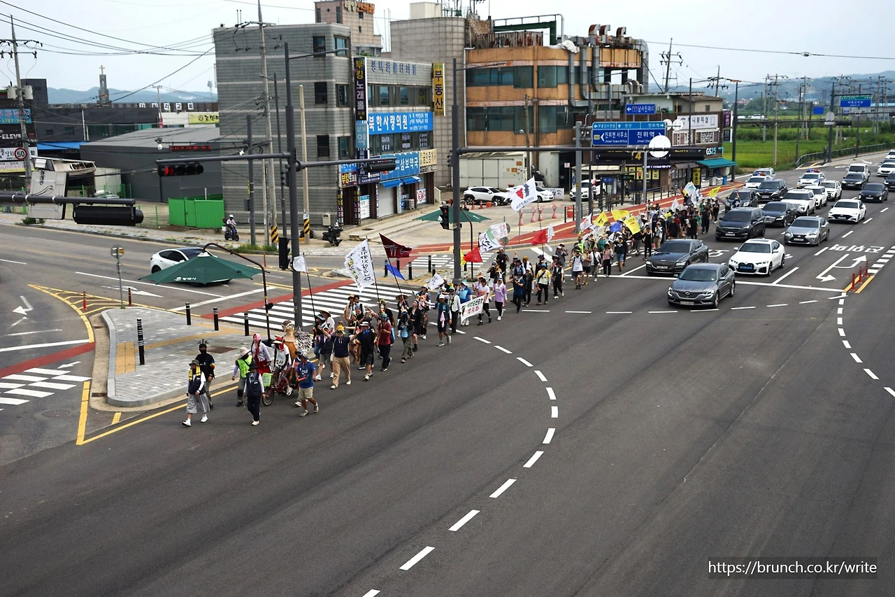 CKC07236'' 육교 위 행진 부감.JPG