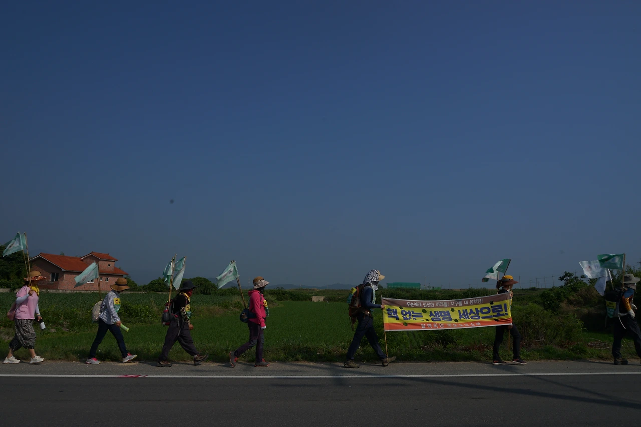 DSC02778 발맞추어 나가자 앞으로 가자 우리들은 씩씩한 탈핵 순례단.JPG