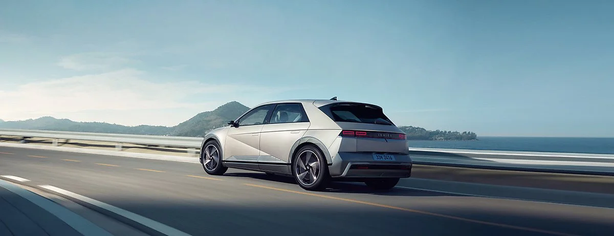 the_new_ioniq5_gallery_exterior_rear_side_view_01.jpg?type=w1200