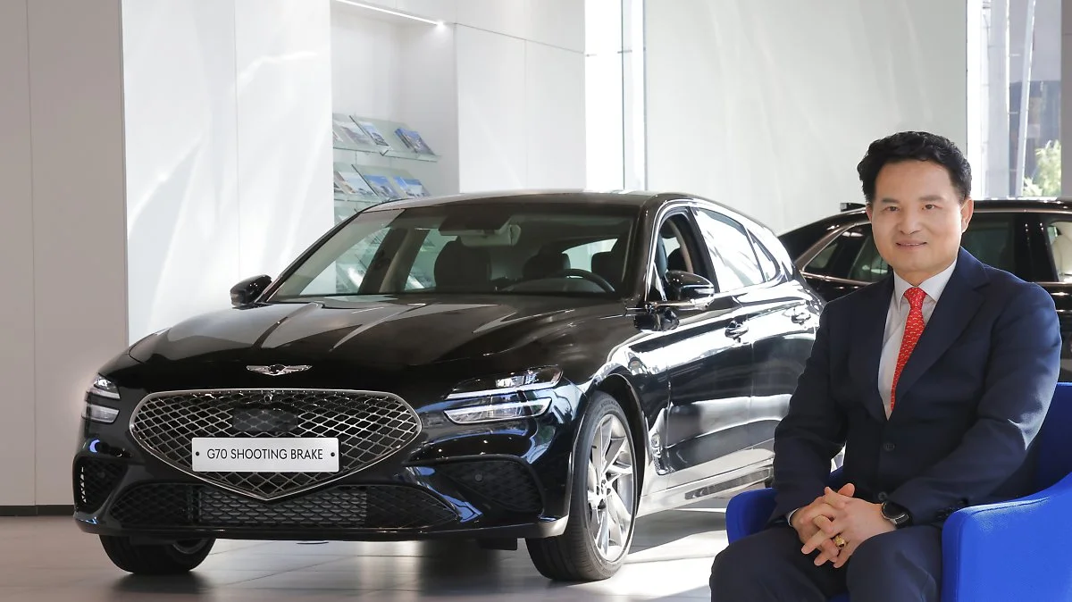 230116_%28%EC%82%AC%EC%A7%84%EC%9E%90%EB%A3%8C%29_%ED%98%84%EB%8C%80%EC%B0%A8_%EC%9D%B4%EC%84%9D%EC%9D%B4_%EC%98%81%EC%97%85%EB%B6%80%EC%9E%A5%2C_%27%ED%8C%90%EB%A7%A4%EA%B1%B0%EC%9E%A5%27_%EC%84%A0%EC%A0%95_%281%29.jpg?type=w1200