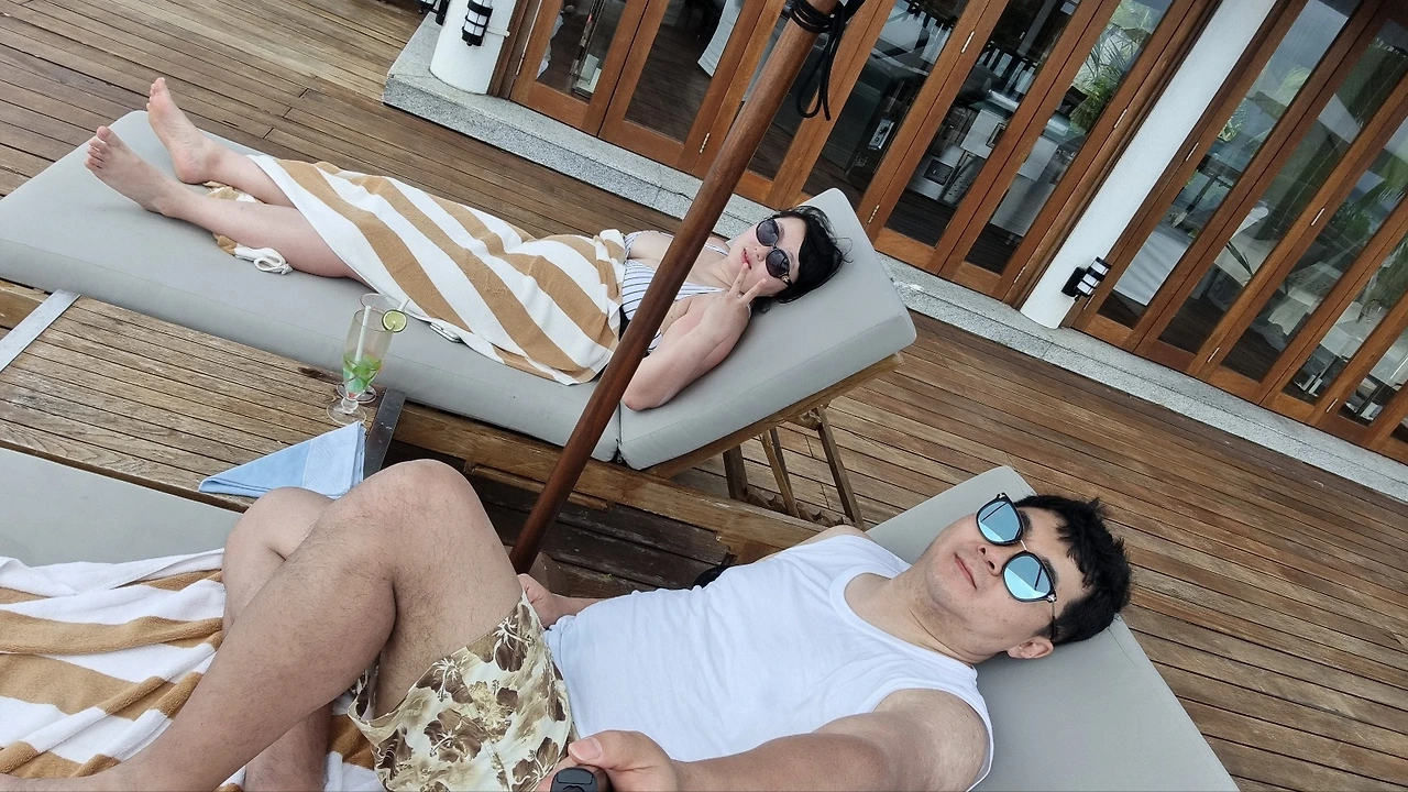 몰디브 2 점심 수영장에서 선글라스.jpeg