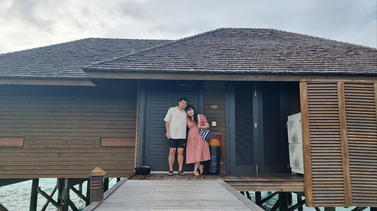 몰디브 2 방앞에서.jpeg