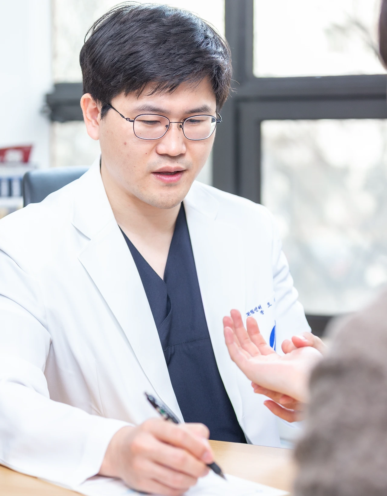 오진철원장님 진료_3.jpeg