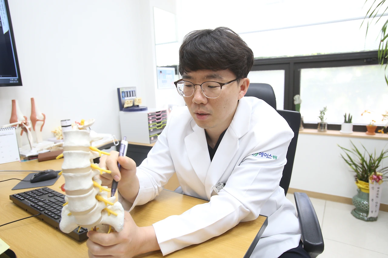 척추전방위증 김태겸원장.JPG