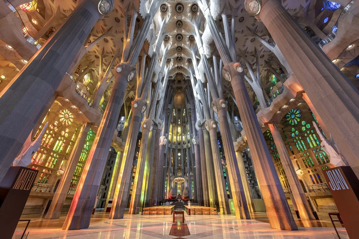 Sagrada-Familia-interior.jpeg
