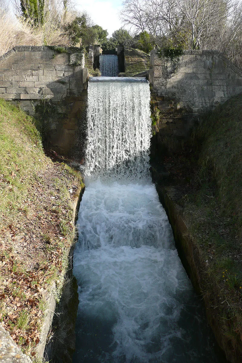 Canal des Alpilles, chute d'eau près de Saint-Rémy-de-Provence.JPG