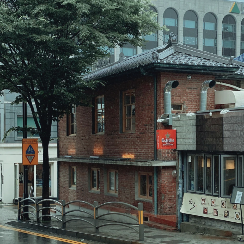 8%EC%9B%943.png?type=w1