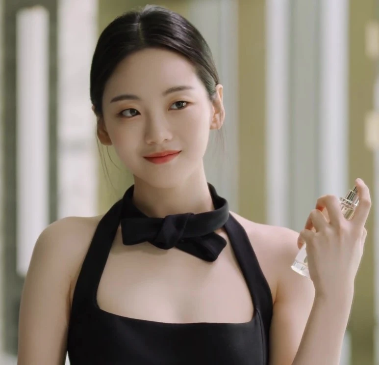 20220527_Cho_Yi-hyun_%EC%A1%B0%EC%9D%B4%ED%98%84_Marie_Claire_Korea_(1).jpg?type=w773