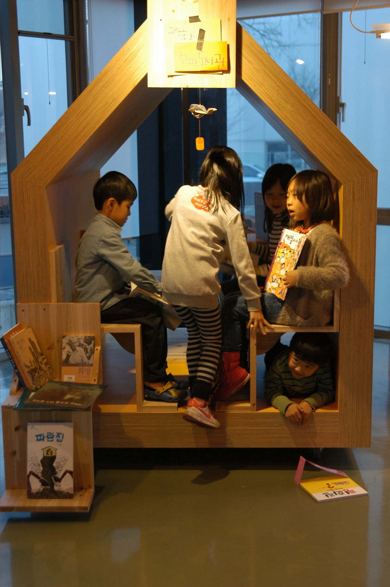 1 꼬평 책보는 데 난 들어가려고.JPG