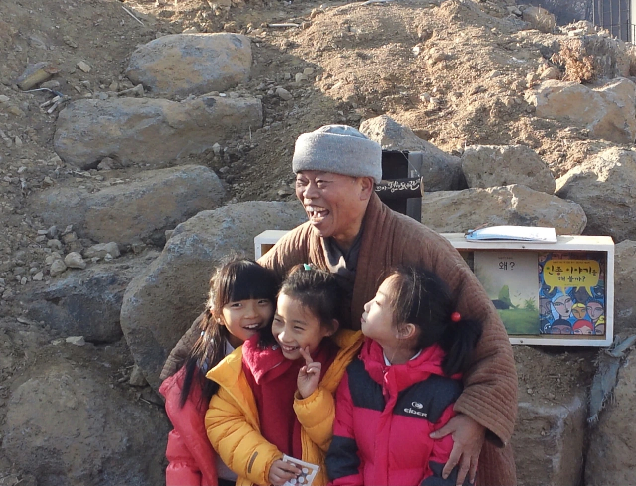 3 철원 탄피통 꼬평 아이들과 윤구병 선생.JPG