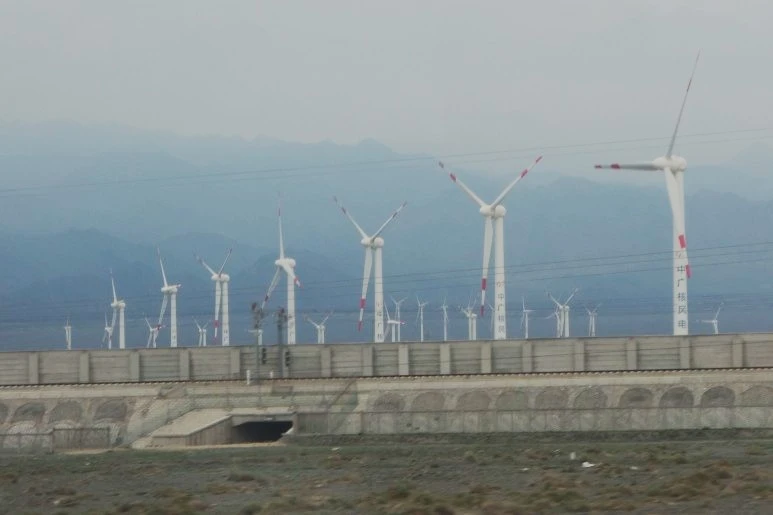 창밖경치_풍력발전기_수정.jfif