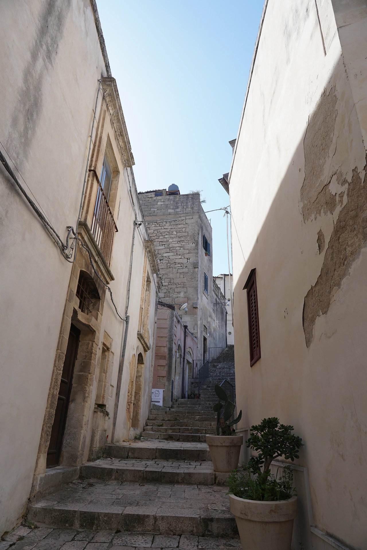 동물들의 배설물로 얼룩진 라구사 골목.JPG