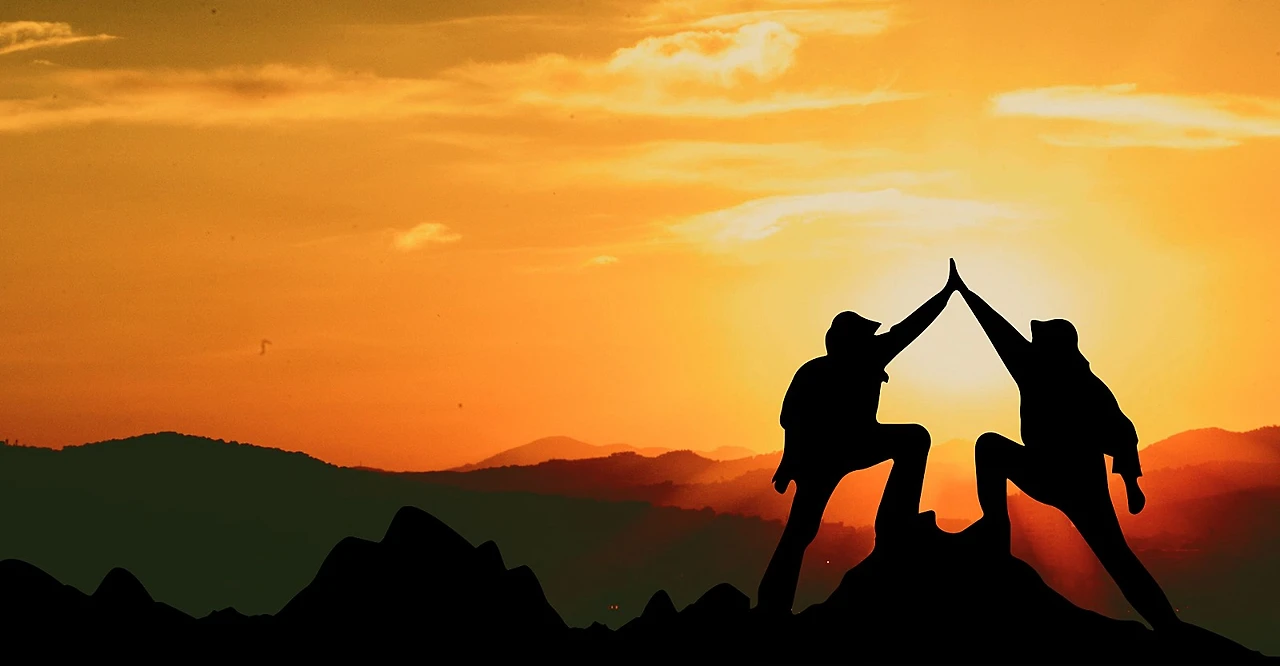 %E2%80%94Pngtree%E2%80%94creative_synthetic_sunset_successful_summit_1046623.JPG?type=w1600