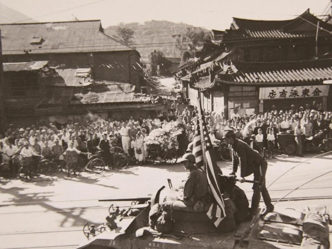 1._%ED%95%9C%EB%B0%98%EB%8F%84%EC%97%90_%EC%83%81%EB%A5%99%ED%95%9C_%EB%AF%B8%EA%B5%B0,_%EA%B5%AD%EC%82%AC%ED%8E%B8%EC%B0%AC%EC%9C%84%EC%9B%90%ED%9A%8C.jpg?type=w1