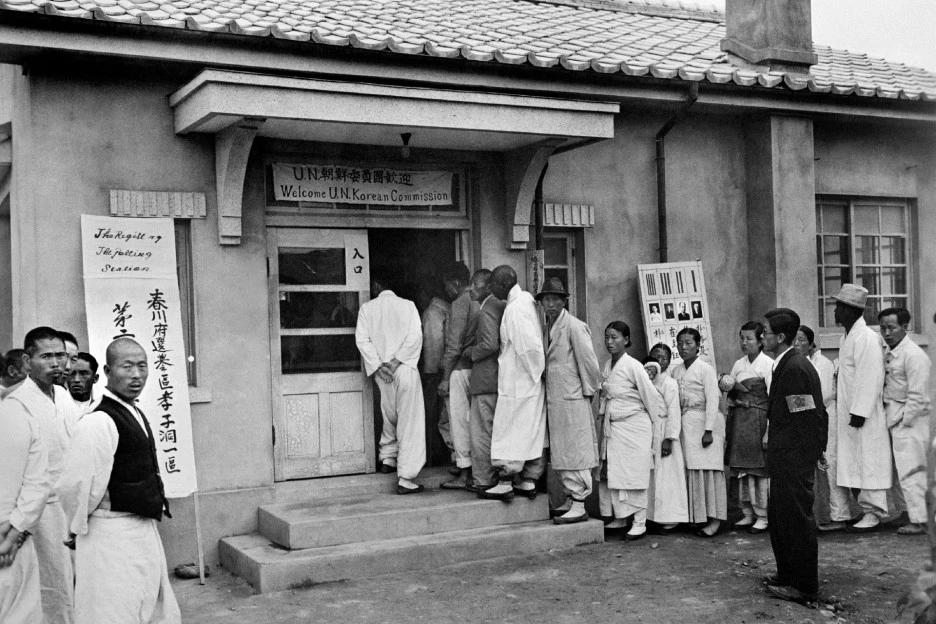 %ED%88%AC%ED%91%9C%EC%86%8C_%EC%95%9E_%EC%82%AC%EB%9E%8C%EB%93%A4.jpg?type=w1