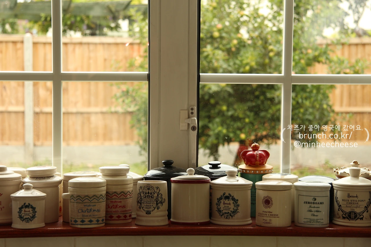 블루치즈를 담아서 판매하는 항아리 (1)-1.JPG