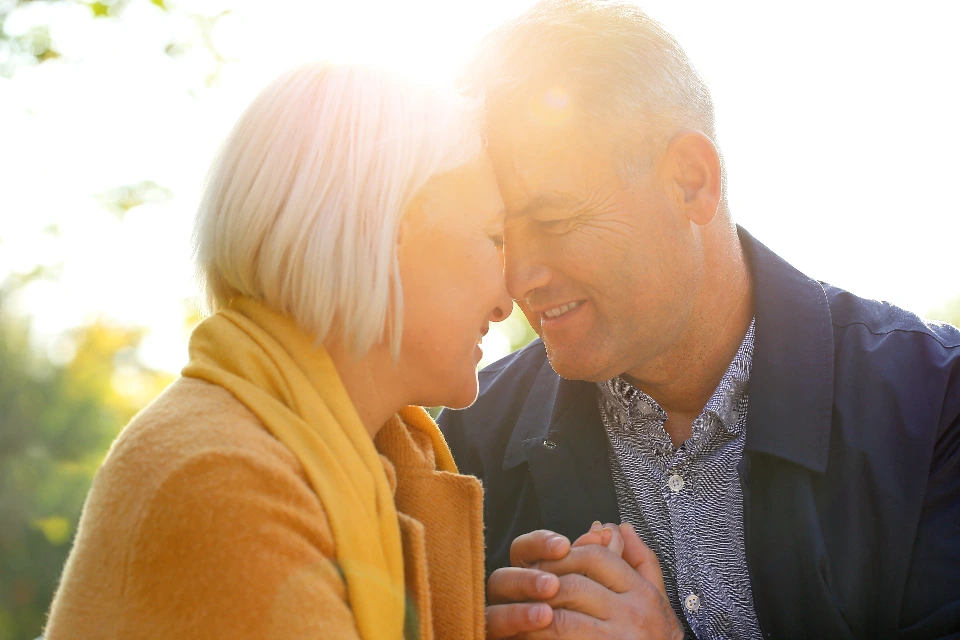 5. 역광 샘플 senior-couple_VPM2AUHFCF.jpeg